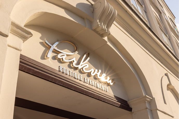Parkview Boutique Hotels Logo auf dem Eingang